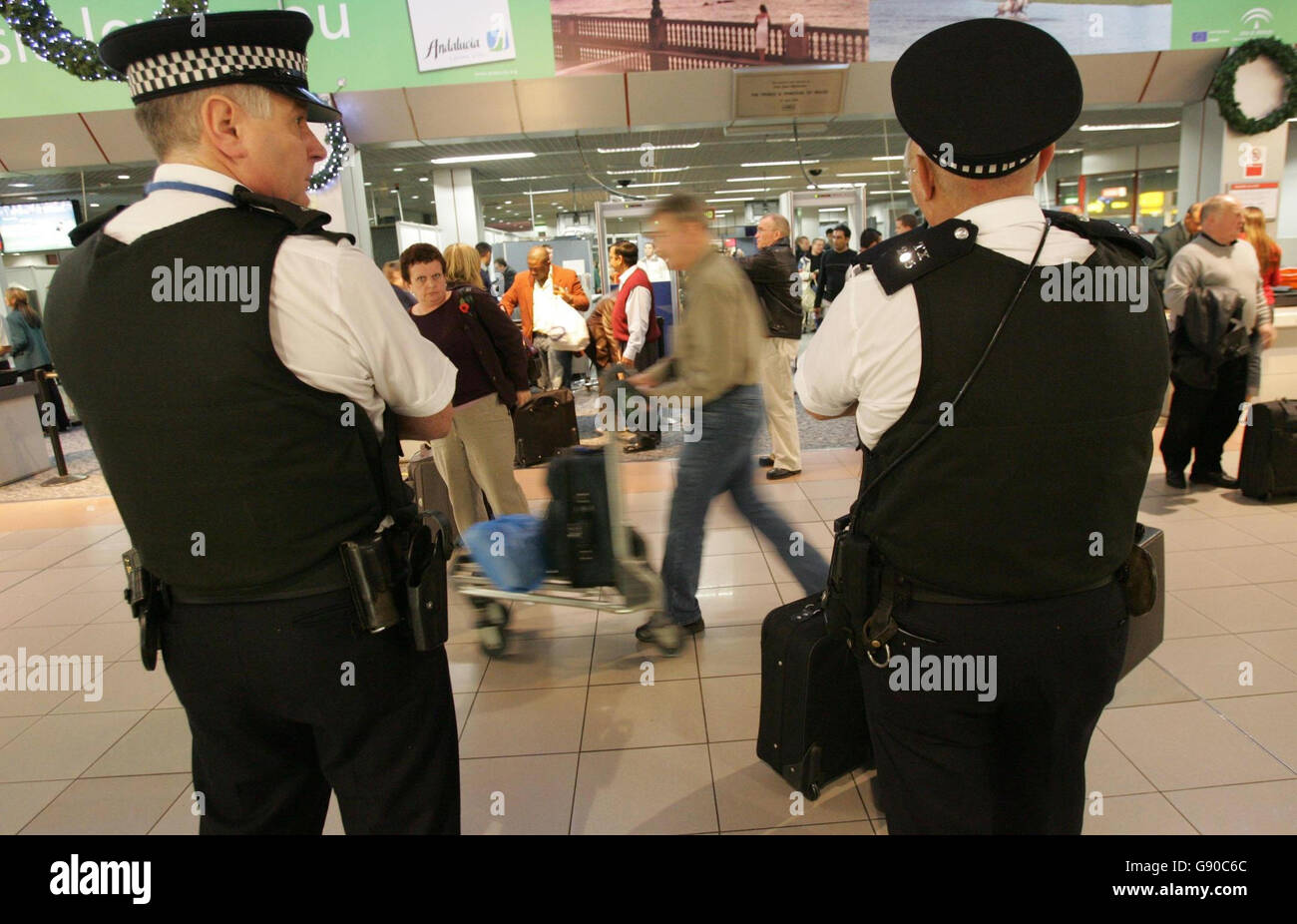 La police doit surveiller les fans de football anglais à l'aéroport  d'Heathrow, vendredi 11 novembre 2005, avant de partir voir l'Angleterre  amicale contre l'Argentine demain à Genève.Lors du dernier test majeur des