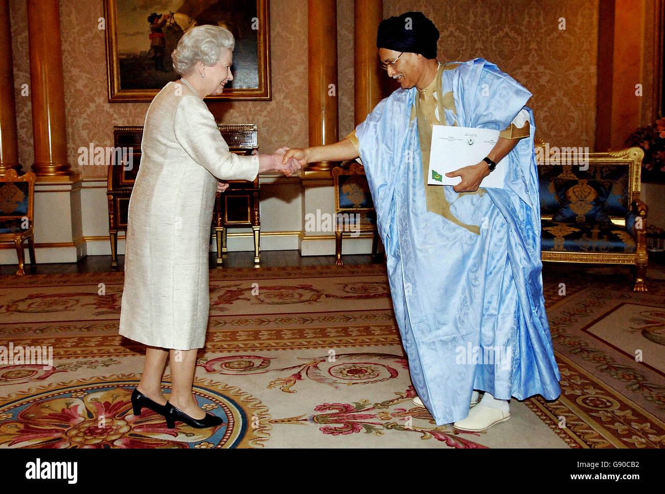 La reine Elizabeth II reçoit l'ambassadeur de Mauritanie, Monsieur Ould Moctar Necke Melainine, au Palais de Buckingham le vendredi 11 novembre 2005. Voir PA Story ROYAL Queen PRESS ASSOCIATION PHOTO . Le crédit photo doit indiquer Fiona Hanson/PA/WPA Pool Banque D'Images