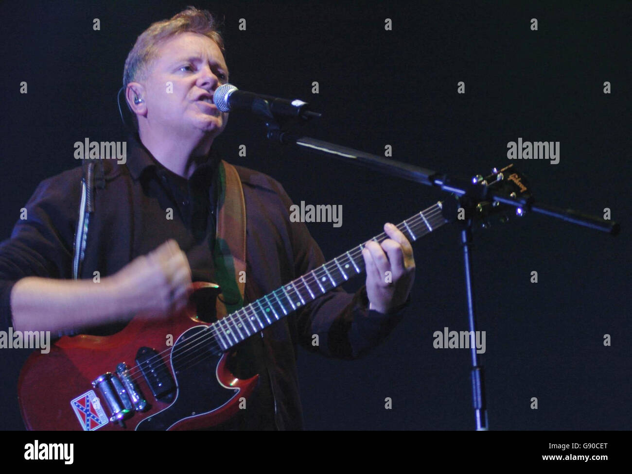 Bernard Sumner, de New Order, joue en tant que groupe de Mancuniens un concert à la Brixton Academy de Londres, à Brixton, dans le sud de Londres, le jeudi 10 novembre 2005. Le groupe a sorti l'album « Waiting for the Sirens » Call » plus tôt cette année sur London Records et a joué hier soir un ensemble de chansons Joy Division et New Order. APPUYEZ SUR ASSOCIATION photo. Le crédit photo devrait se lire comme suit : Johnny Green/PA. Banque D'Images