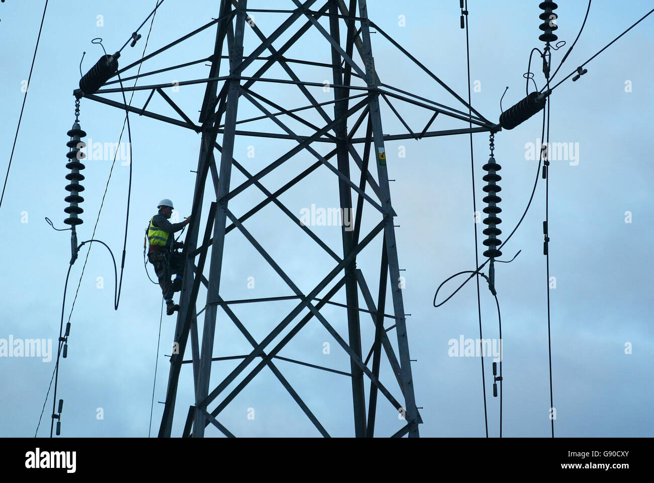 Un ouvrier de l'électricité répare les lignes électriques qui ont été mises à l'arrêt par un incendie énorme au marchand de ferraille Nelson Stanley Ltd à Bournemouth, le mardi 15 2005 novembre.Un incendie majeur au chantier de raclage a détruit une ligne de réseau haute tension aujourd'hui qui a fait tomber des câbles d'électricité sur les jardins et les routes.Des voitures ont explosé dans les marchands de ferraille de Nelson Stanley Ltd, sur le chemin Alder, à Poole, Dorset, et un grand panache de fumée a été émis par le feu qui a commencé vers 8 heures aujourd'hui.Voir l'article sur les câbles D'INCENDIE.APPUYEZ SUR ASSOCIATION photo.Photo Credit devrait se lire: Chris Ison/PA Banque D'Images