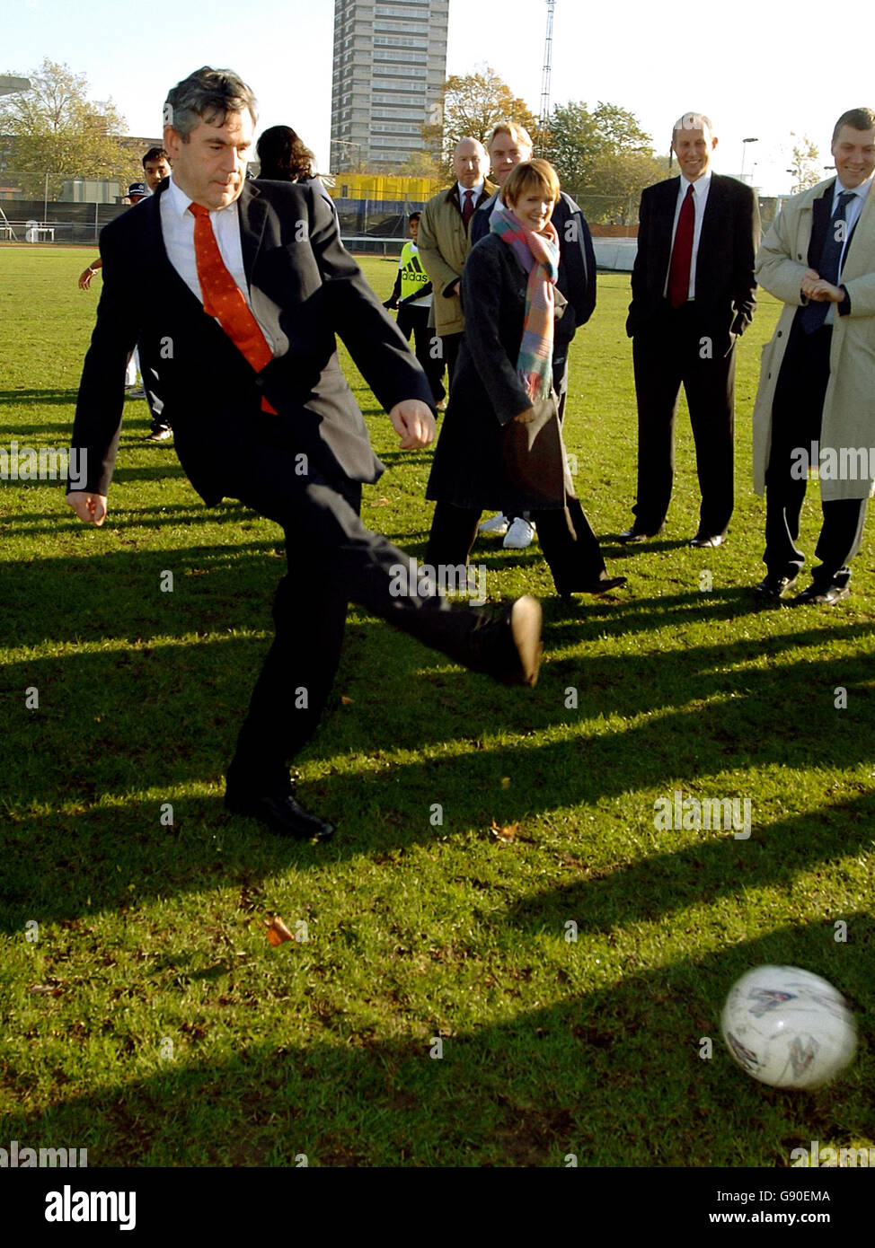 Le chancelier Gordon Brown, au Mile End Stadium, dans l'est de Londres, a annoncé que le gouvernement allait soutenir toute tentative de l'Association de football pour la coupe du monde 2018, le vendredi 18 novembre 2005. Voir PA Story SPORT Worldcup. APPUYEZ SUR ASSOCIATION photo. Le crédit photo devrait se lire comme suit: Fiona Hanson/WPA rota/PA. Banque D'Images