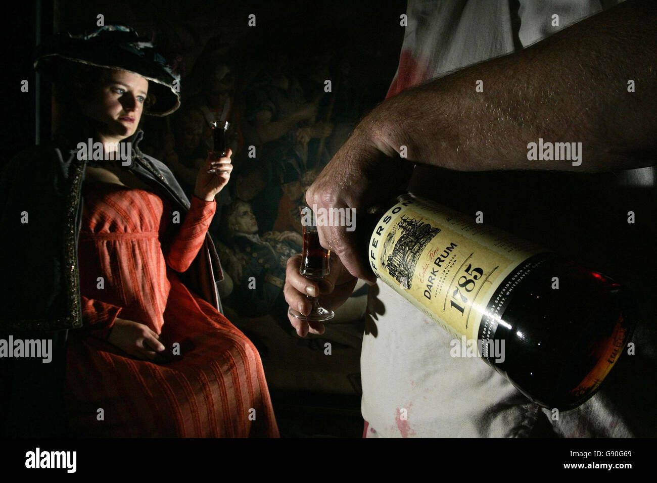 L'actrice Imogen Lucy et l'actrice Faud Conroy ont participé au lancement de la nouvelle édition limitée du rhum de Jefferson, « Trafalgar Women », au Lord Nelson Pub sur l'île des chiens, à l'est de Londres, Mercredi 19 octobre 2005.le rhum a été commandé par la Société royale de chimie pour commémorer le courage des femmes qui ont servi comme infirmières sur le pont pendant la bataille de Trafalgar il y a 200 ans. APPUYEZ SUR ASSOCIATION photo. Le crédit photo devrait se lire : Geoff Caddick/PA Banque D'Images