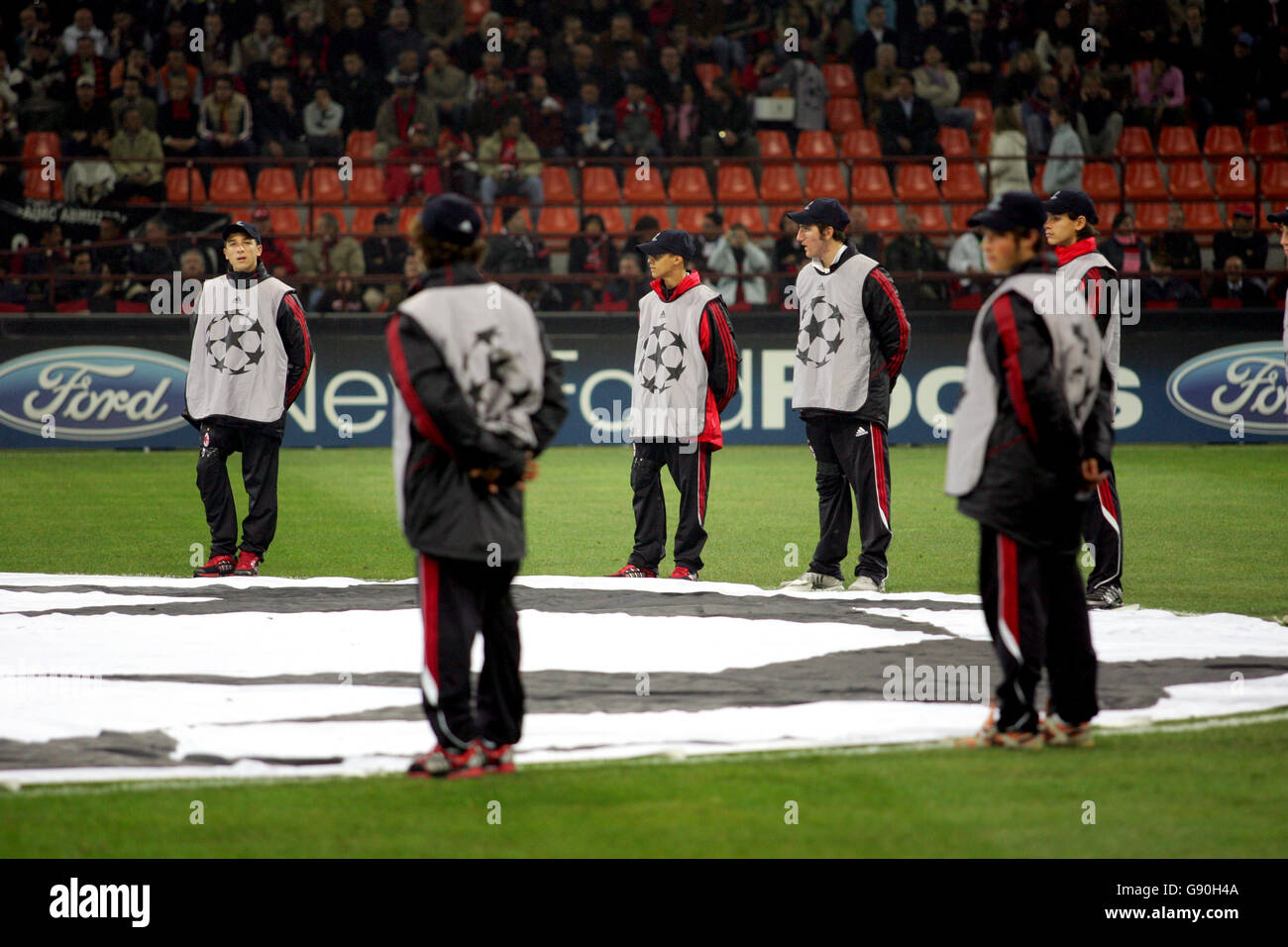 Football - UEFA Champions League - Groupe E - AC Milan / PSV Eindhoven - Giuseppe Meazza. Ballboys Banque D'Images