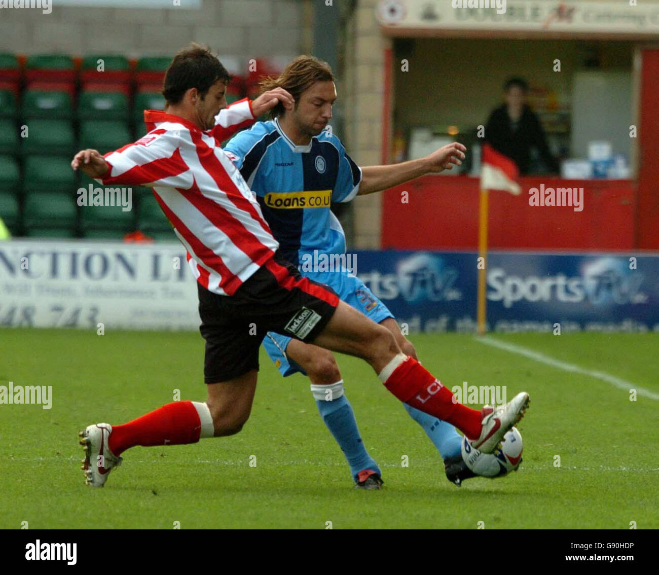 Richard Butcher (L) de Lincoln fait le bal avec Clint Easton de Wycombe lors du match de la Coca Cola League Two au Sincil Bank Stadium, Lincoln, le samedi 22 octobre 2005. APPUYEZ SUR ASSOCIATION photo. Le crédit photo devrait se lire : John Jones/PA. PAS D'UTILISATION DU SITE WEB DU CLUB OFFICIEUX. Banque D'Images