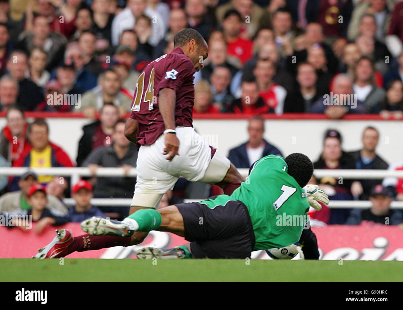 Soccer - FA Barclays Premiership - Arsenal / Manchester City - Highbury.Le gardien de but de Manchester City fait tomber Thierry Henry, d'Arsenal, pour lui donner une pénalité Banque D'Images