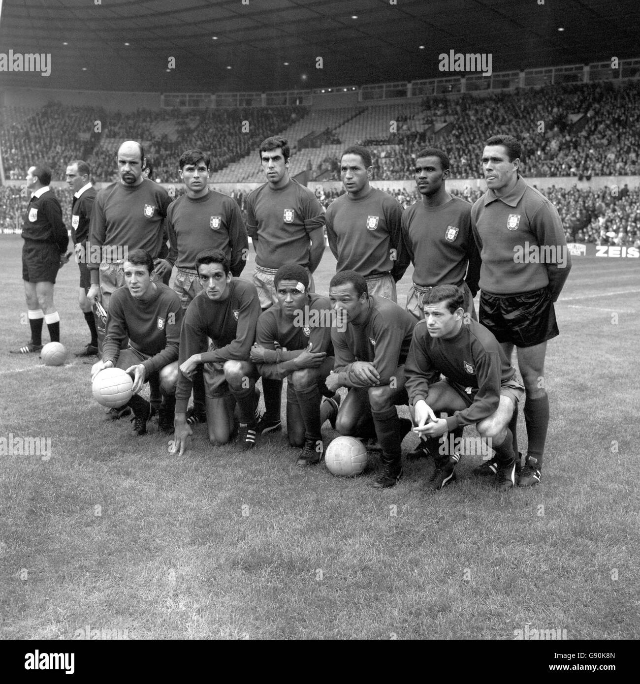 Portugal Team Group (Back row l-r) Germano da Figueiredo, Jaime Graca, Jose Carlos, Alberto Festa, Vicente Lucas, Jose Pereira, (front row l-r) Jose Augusto, Jose Torres, Eusebio, Mario Coluna, Antonio Simoes Banque D'Images