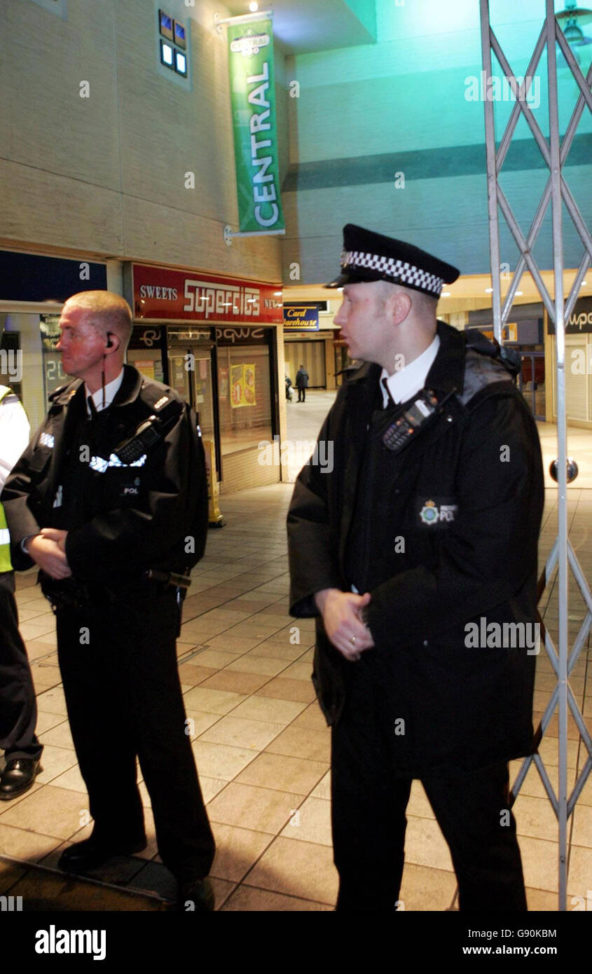 La scène à la gare centrale de Liverpool, le mercredi 26 octobre 2005, à la suite d'un déraillement de train de banlieue. Les 119 passagers à bord du train souterrain ont été évacués en toute sécurité après avoir été détransportés de la voie depuis Lime Street jusqu'à la gare centrale. Les seules victimes étaient deux personnes qui ont subi un choc, a déclaré un porte-parole du Service d'incendie de Merseyside. Voir PA Story ACCIDENT train. APPUYEZ SUR ASSOCIATION photo. Photo creit devrait lire: PA photo Banque D'Images