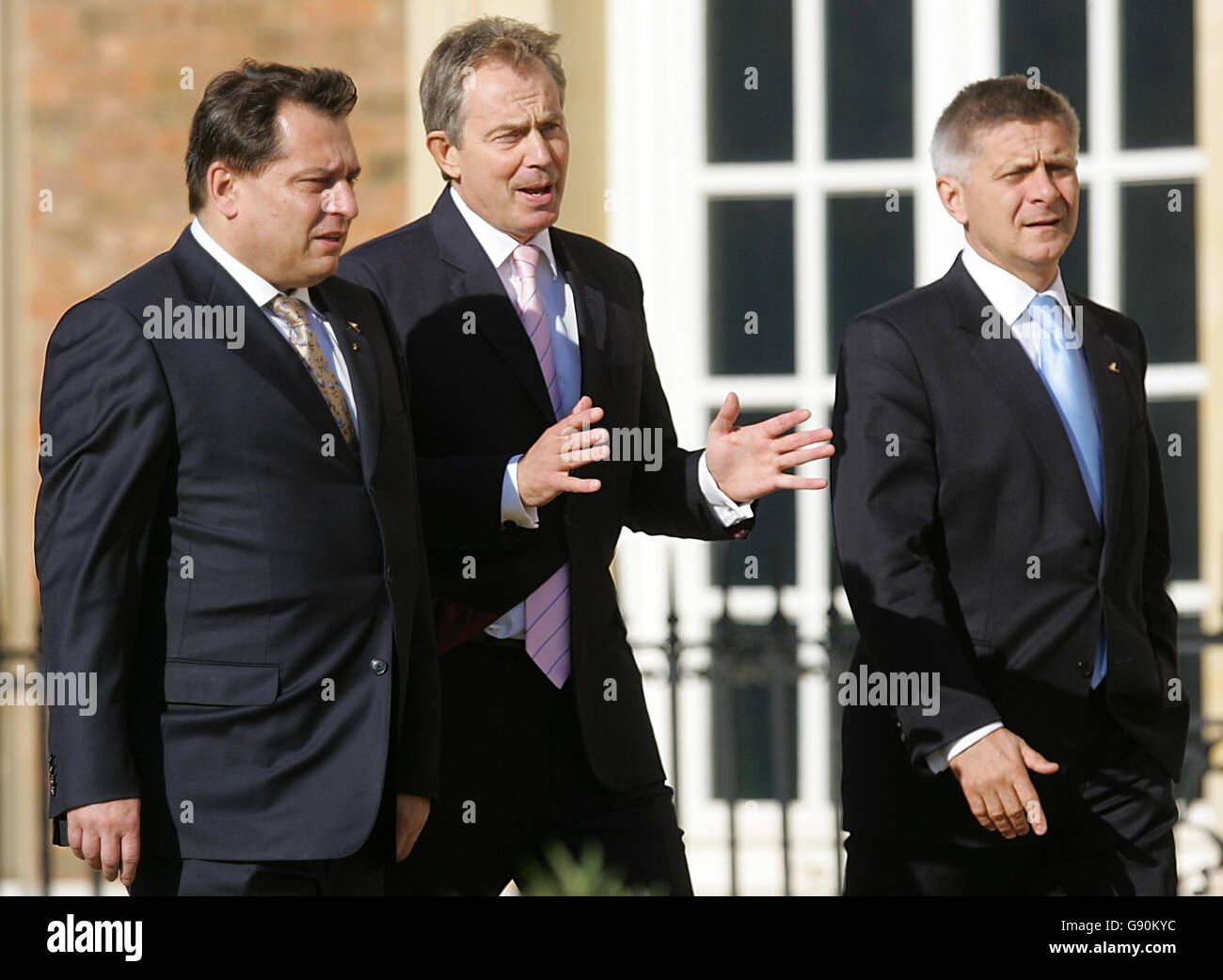 Le Premier ministre britannique Tony Blair (au centre) s'entretient avec le Premier ministre de la République tchèque Jiri Paroubek (à gauche) et le Premier ministre polonais Marek Belka, en tant que chefs d'État de l'UE, qui se réunissent au palais de Hampton court, le jeudi 27 octobre 2005, pour un sommet informel des dirigeants de l'UE. Voir PA Story SUMMIT UE. APPUYEZ SUR ASSOCIATION photo. Le crédit photo devrait être : PA/Odd Andersen/WPA Pool/AFP Banque D'Images