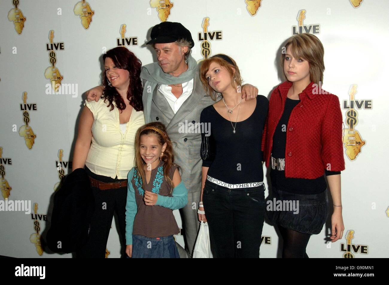 Sir Bob Geldof avec ses filles (L-R) Tigerlily, Fifi, Pixie et Peaches assistent à la première mondiale pour la sortie DVD des concerts de sensibilisation Live 8 MAKEpovertyHISTORY en juillet 2005. Depuis le vue West End, centre de Londres, jeudi 27 octobre 2005. APPUYEZ SUR ASSOCIATION photo. Le crédit photo devrait se lire: Steve Parsons/PA Banque D'Images