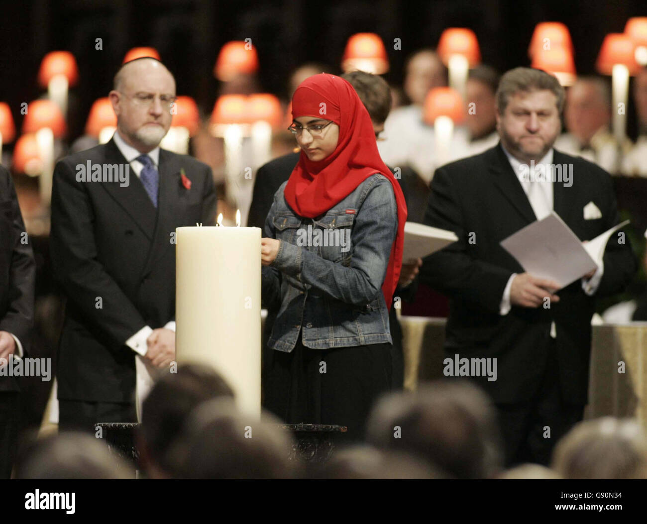 Un pleureur allume une bougie à la cathédrale Saint-Paul, à Londres, pendant le service du souvenir pour les victimes des attentats de Londres, le mardi 1er novembre 2005.Les familles pleurant aujourd'hui les proches perdus se sont élevées côte à côte avec les survivants en hommage aux victimes des attentats du 7 juillet.La Reine, le premier ministre Tony Blair et l'archevêque de Canterbury se sont joints à la congrégation de 2,300 personnes pour se souvenir des morts à un service commémoratif national à Saint-Paul.Voir PA Story MEMORIAL Exposions.APPUYEZ SUR ASSOCIATION photo.Le crédit photo devrait se lire comme suit : Mike Dunlea/Daily Mail/NPA rota/PA. Banque D'Images