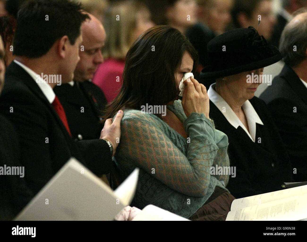 Des tournants à la cathédrale Saint-Paul, Londres, pendant le service du souvenir des victimes des attentats de Londres, le mardi 1er novembre 2005. Les familles pleurant aujourd'hui les proches perdus se sont élevées côte à côte avec les survivants en hommage aux victimes des attentats du 7 juillet. La Reine, le premier ministre Tony Blair et l'archevêque de Canterbury se sont joints à la congrégation de 2,300 personnes pour se souvenir des morts à un service commémoratif national à Saint-Paul. Voir PA Story MEMORIAL Exposions. APPUYEZ SUR ASSOCIATION photo. Le crédit photo devrait se lire comme suit : Mike Dunlea/Daily Mail/NPA rota/PA. Banque D'Images