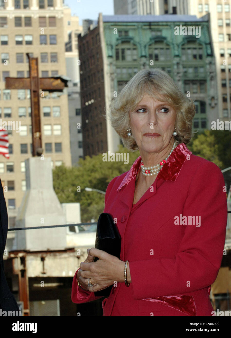 La duchesse de Cornwall lors d'une visite à Ground Zero, le site du World Trade Centre à New York, le mardi 1er novembre 2005. Charles et Camilla ont touché le dos aux États-Unis à l'heure du déjeuner et ont été chutés directement à Ground Zero pour rendre hommage aux victimes du 11 septembre 2001. Ni l'un ni l'autre n'avait visité la ville depuis la tragédie. Camilla, portant une veste en crêpe de laine italienne rose et une robe du designer britannique Roy Allen, a placé un bouquet dans un mémorial surplombant le site. Voir PA Story ROYAL Charles. APPUYEZ SUR ASSOCIATION photo. Le crédit photo devrait se lire comme suit : Arthur Edwards/PA/Pool/The Sun Banque D'Images