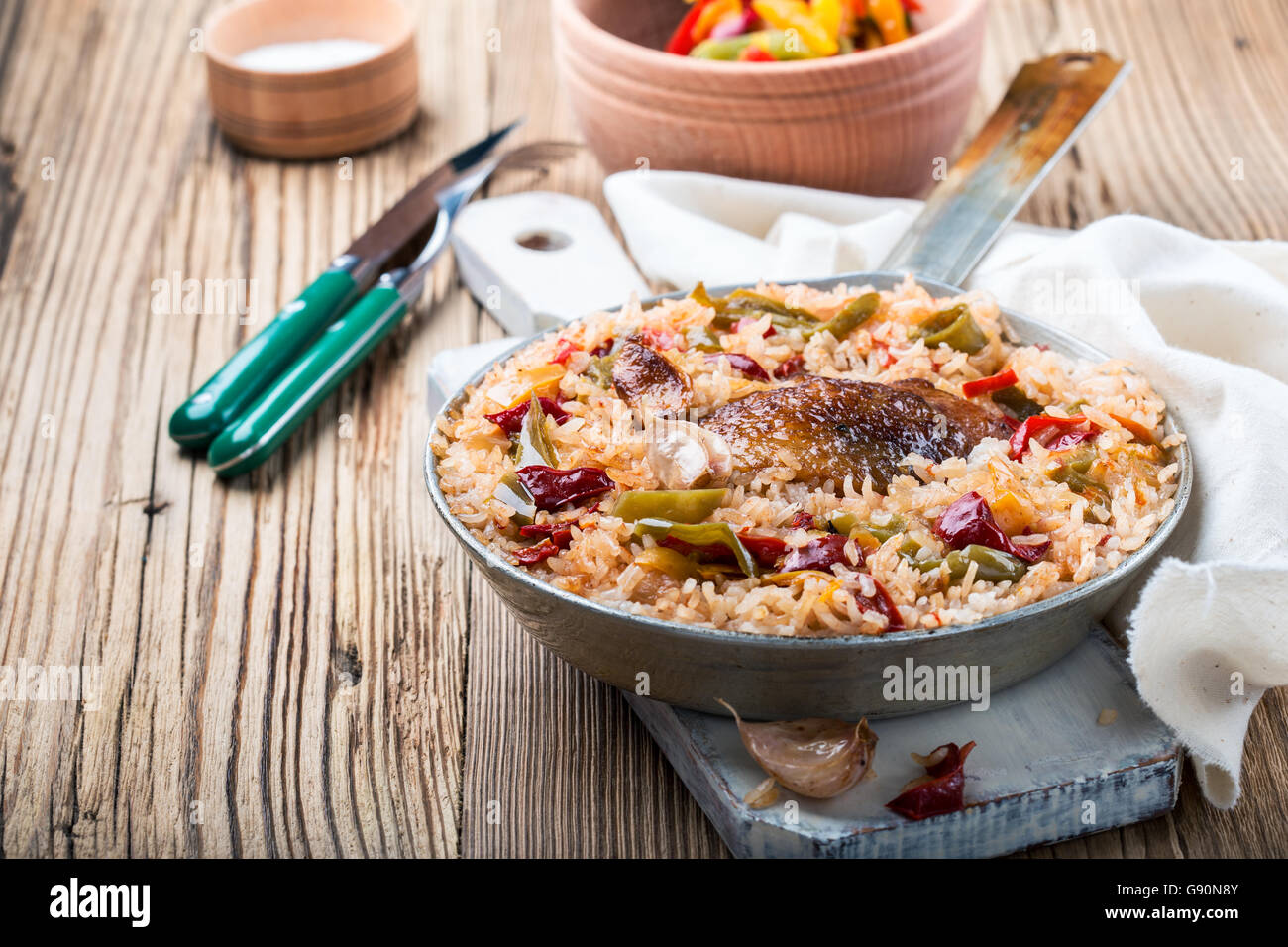 Un pot de riz de poulet, des Poulet rôti avec du riz blanc dans les régions rurales de la poêle sur la table rustique en bois Banque D'Images