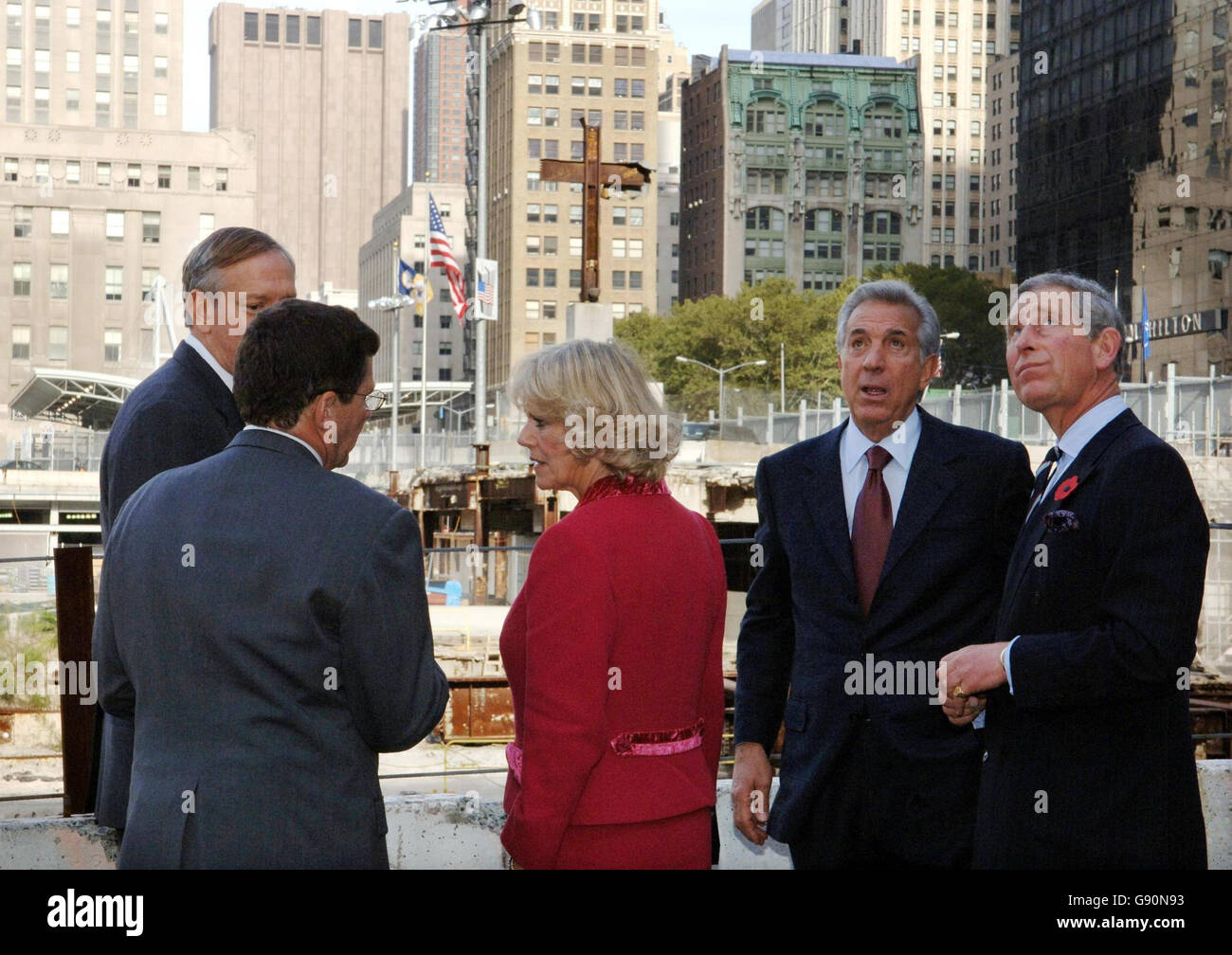 La duchesse de Cornouailles et le Prince de Galles lors d'une visite à Ground Zero, le site du World Trade Centre à New York, le mardi 1er novembre 2005. Charles et Camilla ont touché le dos aux États-Unis à l'heure du déjeuner et ont été chutés directement à Ground Zero pour rendre hommage aux victimes du 11 septembre 2001. Ni l'un ni l'autre n'avait visité la ville depuis la tragédie. Voir PA Story ROYAL Charles. APPUYEZ SUR ASSOCIATION photo. Le crédit photo devrait se lire comme suit : Arthur Edwards/PA/Pool/The Sun Banque D'Images