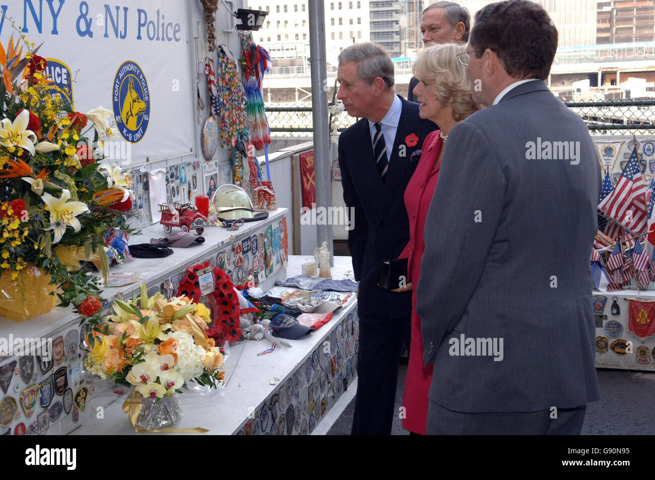 La duchesse de Cornouailles et le Prince de Galles lors d'une visite à Ground Zero, le site du World Trade Centre à New York, le mardi 1er novembre 2005. Charles et Camilla ont touché le dos aux États-Unis à l'heure du déjeuner et ont été chutés directement à Ground Zero pour rendre hommage aux victimes du 11 septembre 2001. Ni l'un ni l'autre n'avait visité la ville depuis la tragédie. Voir PA Story ROYAL Charles. APPUYEZ SUR ASSOCIATION photo. Le crédit photo devrait se lire comme suit : Arthur Edwards/PA/Pool/The Sun Banque D'Images
