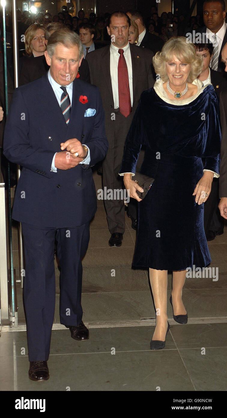 Le Prince de Galles avec sa femme la duchesse de Cornwall, arrive au Musée d'art moderne de New York le mardi 1er novembre 2005. Le Prince de Galles est au début d'une visite des États-Unis d'une semaine, qui les emportera de New York à Washington et à San Francisco. Voir PA Story ROYAL Charles. APPUYEZ SUR ASSOCIATION photo. Le crédit photo devrait indiquer : John Stillwell/PA Banque D'Images