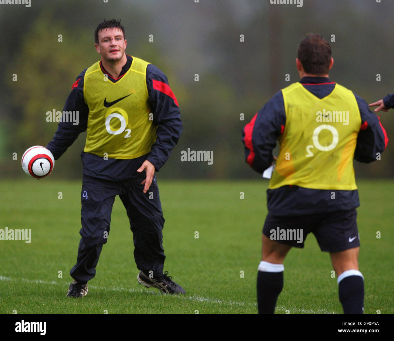 Le capitaine d'Angleterre Martin Corry (L) lors d'une séance de formation à l'hôtel Springs, Leicestershire, le mercredi 2 novembre 2005. L'Angleterre joue l'Australie lors d'un match international le samedi 12 novembre. APPUYEZ SUR ASSOCIATION photo. Le crédit photo devrait se lire: Nick Potts/PA. Banque D'Images