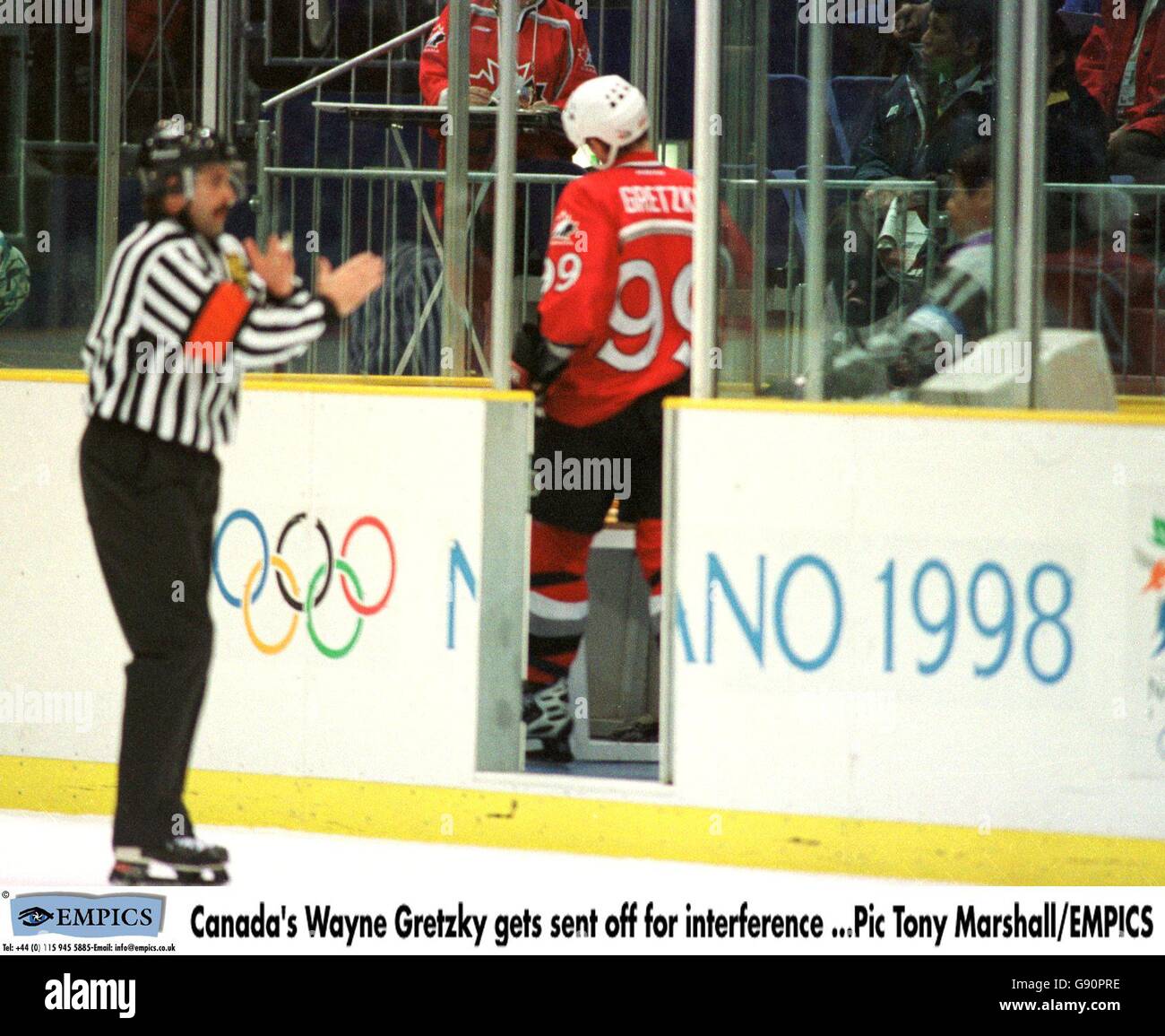 Hockey sur glace - Jeux olympiques d'hiver - Nagano 1998 - Groupe final B - Canada c. États-Unis. Wayne Gretzky, du Canada, est envoyé pour ingérence Banque D'Images