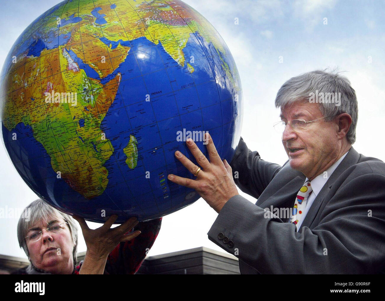 Les co-congressistes du Scottish Green Party Robin Harper MSP et du Shiona Baird MSP ont un monde pour les caméras lors de la conférence annuelle de la fête à Dundee, le dimanche 6 novembre 2005. M. Harper a déclaré hier : « les autres partis tiennent des élections sur les dons des grandes entreprises, mais les campagnes réussies reposent sur l'énergie et les contributions financières de nos membres et de nos partisans. » Voir PA Story SCOTLAND Greens. APPUYEZ SUR ASSOCIATION photo. Le crédit photo devrait se lire comme suit : David Cheskin/PA. Banque D'Images