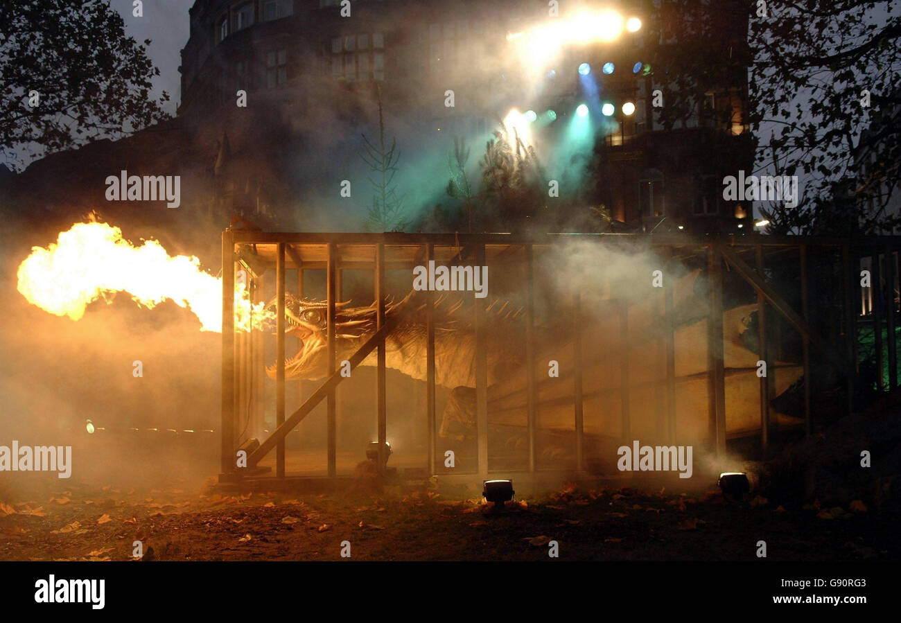 Un dragon place la scène à l'extérieur de la première mondiale de 'Harry Potter et le gobelet du feu' au cinéma Odeon de Leicester Square à Londres, en prévision des arrivées pour la première mondiale du nouveau film 'Harry Potter et le gobelet du feu', dimanche 6 novembre 2005.Voir l'histoire de PA SHOWBIZ Potter.APPUYEZ SUR ASSOCIATION photo.Le crédit photo devrait se lire: Yui Mok/PA. Banque D'Images