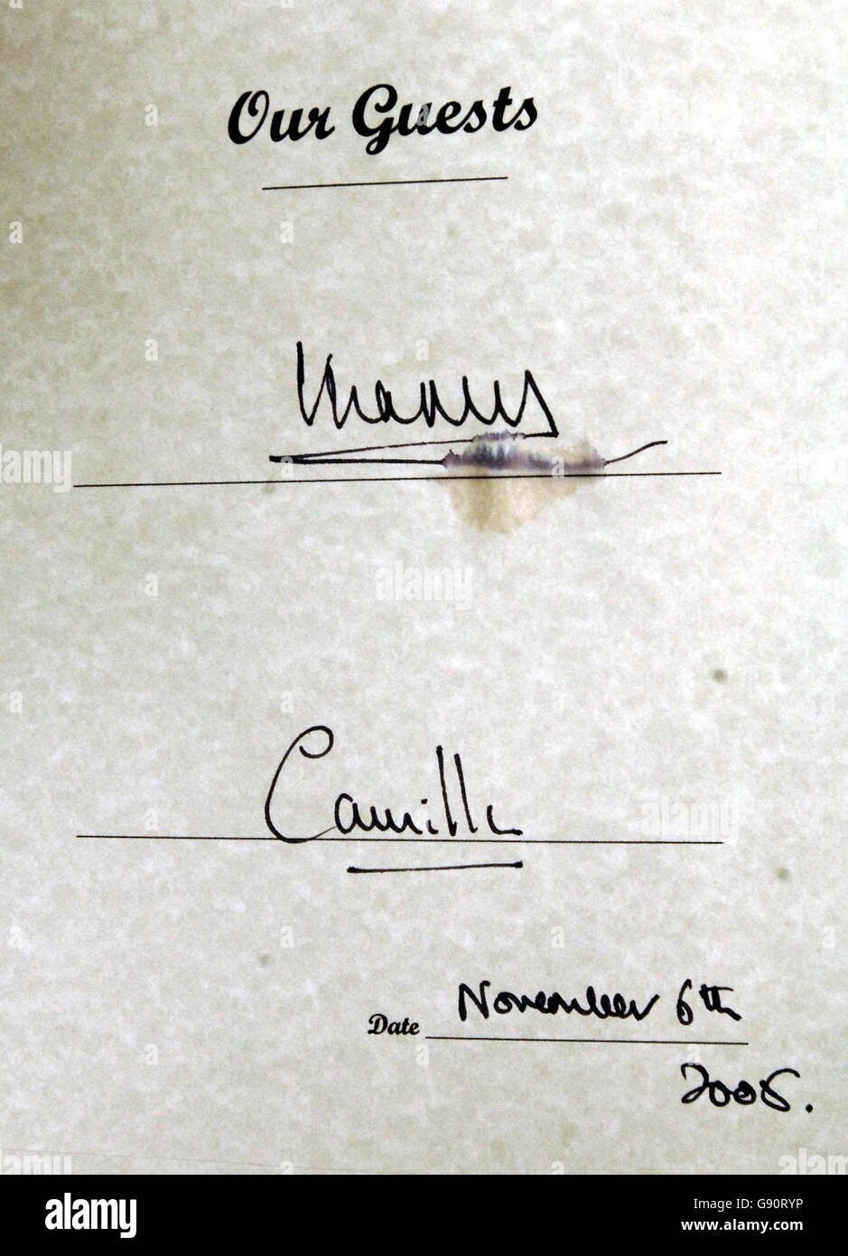 Les signatures du prince de Galles et de sa femme la duchesse de Cornouailles dans le livre des visiteurs, après avoir assisté à un service à l'église épiscopale à Inverness, en Californie du Nord, le dimanche 6 novembre 2005. Voir PA Story ROYAL Charles. APPUYEZ SUR ASSOCIATION photo. Le crédit photo devrait se lire : John Stillwell/PA/Pool Banque D'Images