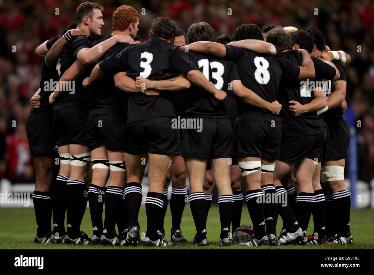 Rugby Union - friendly - pays de Galles v Nouvelle-Zélande - Millennium Stadium.Les joueurs de la Nouvelle-Zélande forment un caucus avant le match Banque D'Images