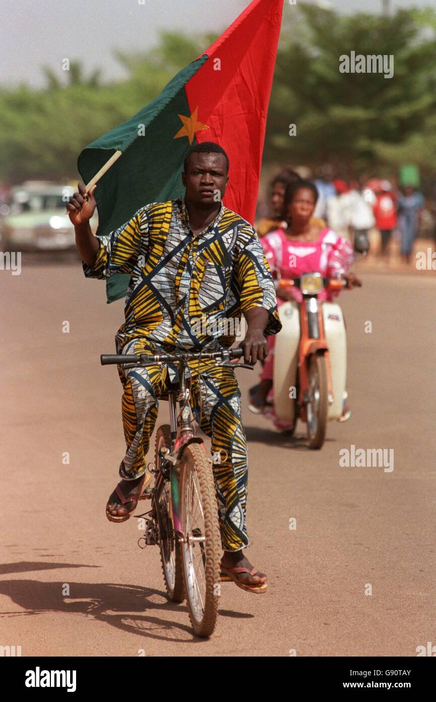 Football - coupe des nations africaines - Burkina Faso / Guinée. Un fan du Burkina Faso arrive sur un vélo Banque D'Images