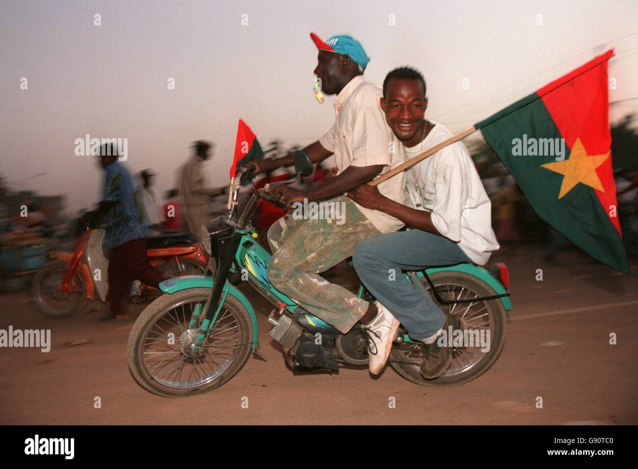 Football - coupe des nations africaines - Burkina Faso / Guinée.Les fans du Burkina Faso arrivent au match à moto Banque D'Images