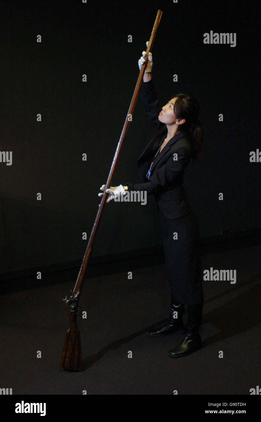 Sara Kowehara, un portier de Bonhams de Fukuoka au Japon, détient une arme coloniale à 54 canons très inhabituelle à la maison de vente aux enchères de Bonhams à l'ouest de Londres, le lundi 7 novembre 2005. Le canon, datant de la première moitié du XVIIIe siècle, sera vendu dans une vente intitulée 'armes à feu anciennes fines de la collection W. Keith Neal' à Bonhams à Knightsbridge le jeudi 10 novembre. Voir PA Story SALE Guns. APPUYEZ SUR ASSOCIATION photo. Le crédit photo devrait se lire: Johnny Green/PA. Banque D'Images