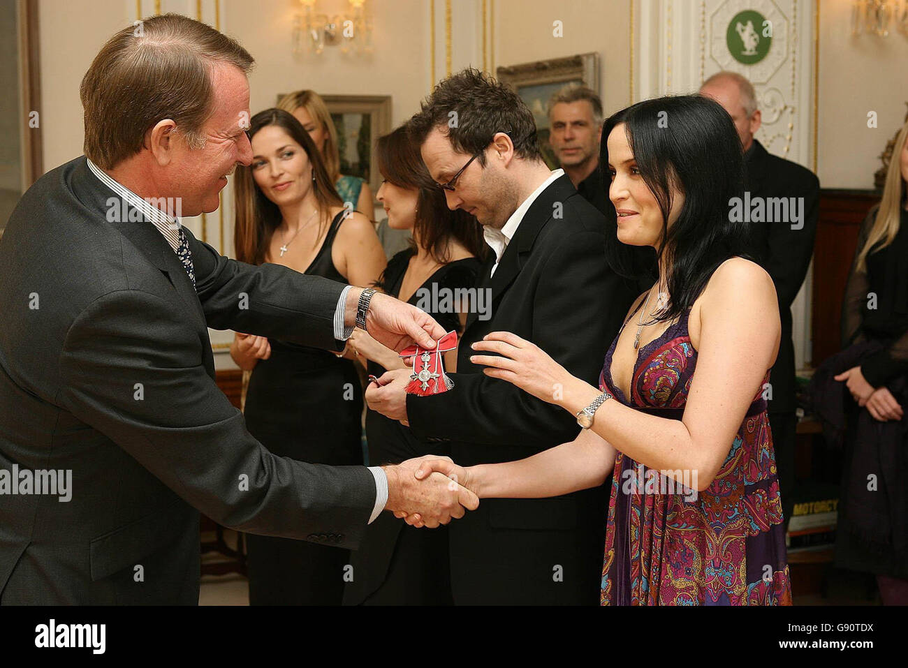 Le groupe de pop irlandais les Corrs après avoir reçu un MBE honoraire de l'ambassadeur britannique en Irlande Stewart Eldon devant sa résidence officielle à Sandyford, Dublin. Regardez l'histoire de PA SHOWBIZ Corrs. APPUYEZ SUR ASSOCIATION photo. Le crédit photo devrait se lire comme suit : Niall Carson/PA. Banque D'Images