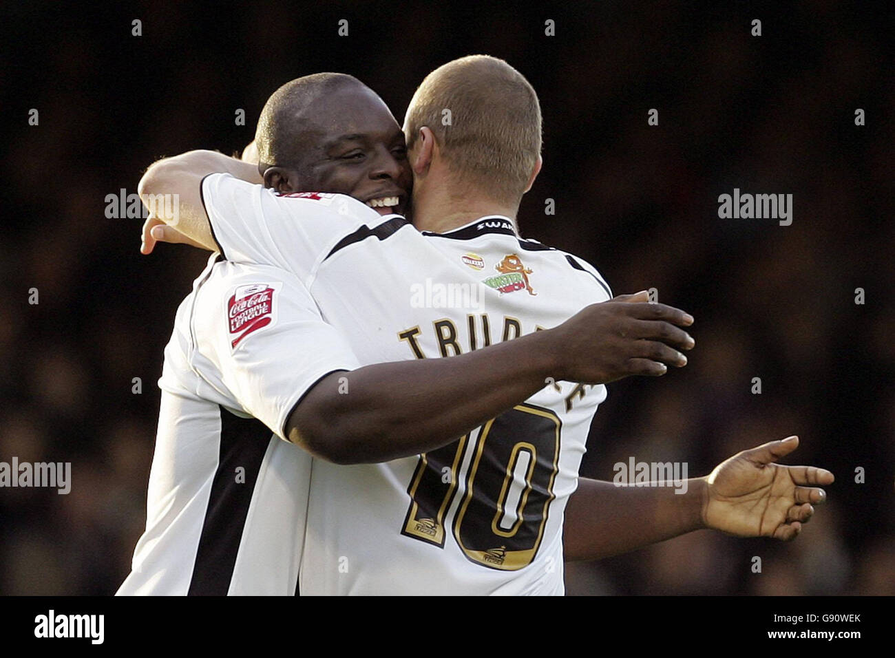 Adebayo Akinfenwa (L) de Swansea City coupe l'équipe-colistier Lee trundle après avoir obtenu le deuxième but contre Southend United lors du match de la Coca-Cola League One à Roots Hall, Southend-on-Sea, le samedi 12 novembre 2005. APPUYEZ SUR ASSOCIATION photo. Le crédit photo devrait se lire: Jane Mingay/PA. PAS D'UTILISATION DU SITE WEB DU CLUB OFFICIEUX. Banque D'Images