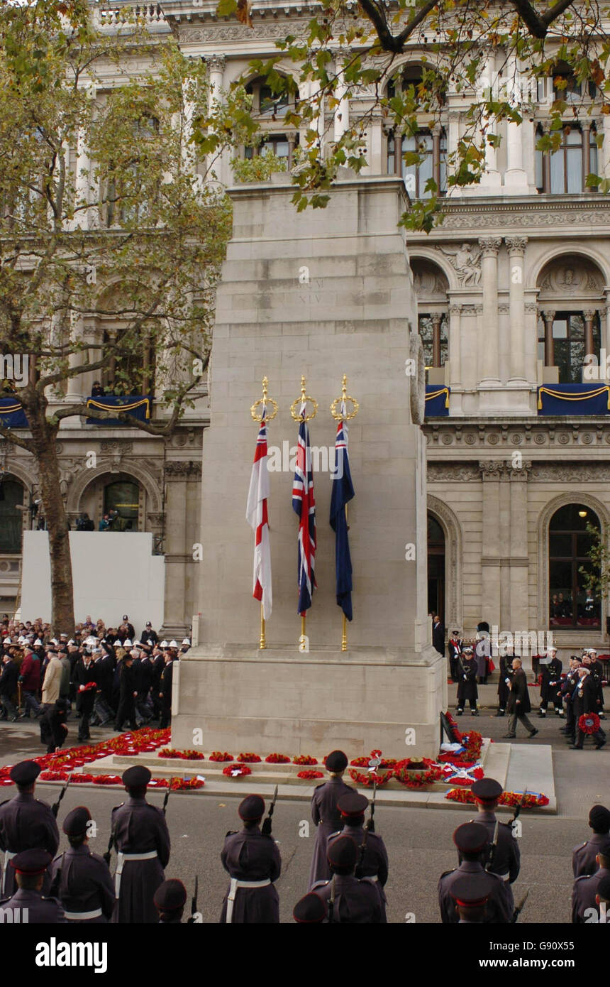 Les anciens combattants défilant devant le Cenotaph pendant le Service du souvenir à Whitehall, dans le centre de Londres, le dimanche 13 novembre 2005. Sa Majesté a été rejointe par le duc d'Édimbourg et d'autres membres de la famille royale ainsi que par le Premier ministre et d'autres représentants de la politique, entre autres, lorsqu'ils se sont réunis pour rendre hommage à ceux qui ont sacrifié leur vie pour leur pays le dimanche de Rememberance. Voir l'histoire de l'histoire de l'Armée de l'Armée royale APPUYEZ SUR ASSOCIATION photo. Le crédit photo devrait se lire: Johnny Green/PA. Banque D'Images