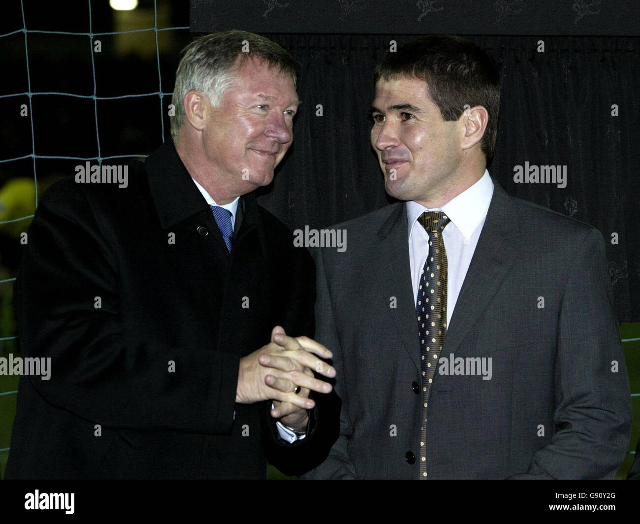 Sir Alex Ferguson, directeur de Manchester United, et Nigel Clough, directeur de Burton Albion (à l'extrême gauche), lors de l'ouverture du stade Pirelli, à Burton-on-Trent, dans le Staffordshire, le lundi 14 novembre 2005. Ferguson a révélé que les joueurs clés Gary Neville et Roy Keane sont un peu loin de la pleine forme physique. Il y avait une suggestion que la paire, jouerait dans l'amicale de ce soir pour célébrer l'ouverture du nouveau stade de Burton Albion. Voir PA Story FOOTBALL Man Utd. APPUYEZ SUR ASSOCIATION photo. Le crédit photo devrait se lire: Nick Potts/PA. PAS D'UTILISATION DU SITE WEB DU CLUB OFFICIEUX. Banque D'Images