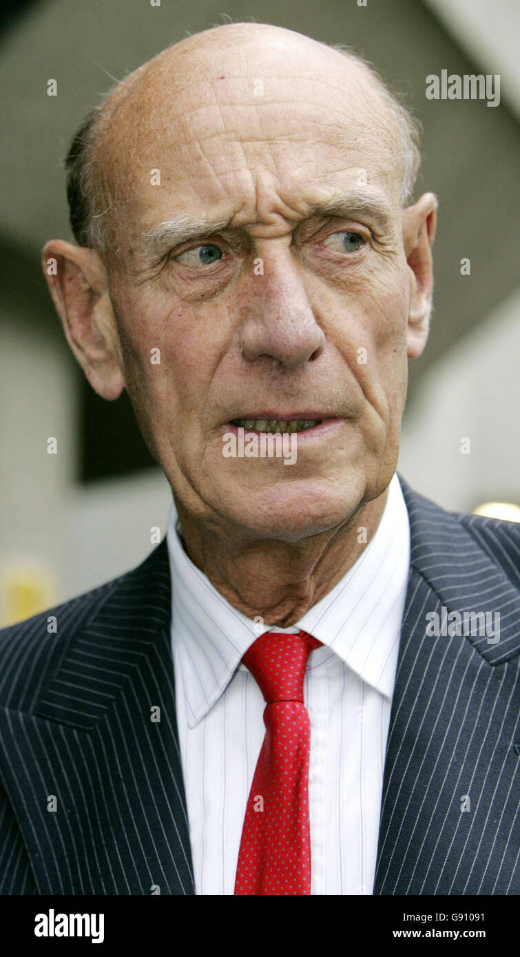 Le professeur Roger Williams, consultant médical de George Best, parle aux médias à l'extérieur de l'hôpital Cromwell, dans le centre de Londres, le lundi 31 octobre 2005.Voir PA Story HEALTH Best. APPUYEZ SUR ASSOCIATION photo. Le crédit photo devrait se lire: Jane Mingay/PA. Banque D'Images