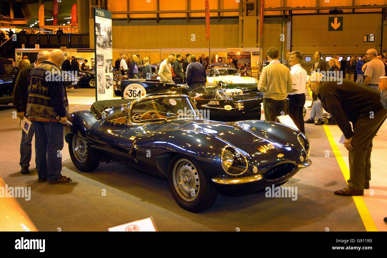 Les passionnés examinent une Jaguar XKSS 1957 lors de l'ouverture du salon Classic car au NEC de Birmingham, le vendredi 4 novembre 2005. APPUYEZ SUR ASSOCIATION photo. Le crédit photo devrait se lire: David Jones/PA. Banque D'Images