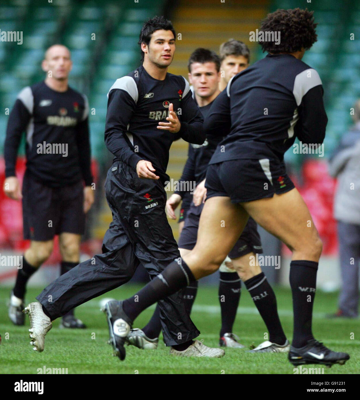 Mike Phillips (C) du pays de Galles lors d'une séance d'entraînement au Millennium Stadium, Cardiff, le vendredi 4 novembre 2005.Le pays de Galles joue la Nouvelle-Zélande dans la série permanente Invesco le samedi.Voir l'histoire de PA RUGBYU Wales.APPUYEZ SUR ASSOCIATION photo.Le crédit photo devrait se lire: Nick Potts/PA. Banque D'Images