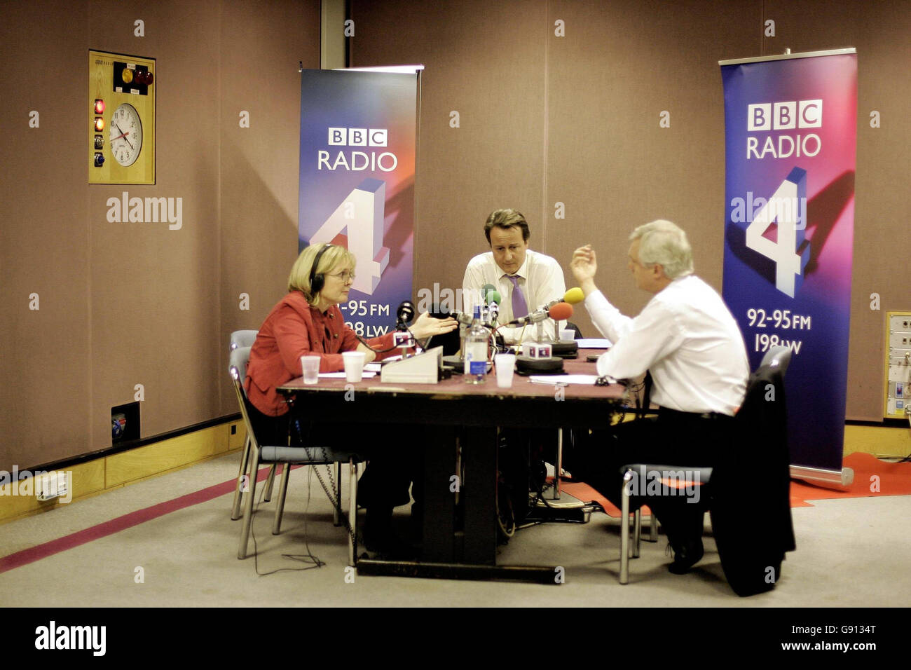 Les candidats à la direction conservatrice David Cameron (au centre) et David Davis sont interviewés par Martha Kearney, présentatrice de radio four, à l'heure des femmes, le mercredi 9 novembre 2005. M. Cameron a promis aujourd'hui de placer sa famille en tête s'il devient chef conservateur. Mais M. Davis a averti M. Cameron que s'il gagnait la direction, les "tensions et pressions" ne lui permettraient pas beaucoup de temps de congé. Voir PA Story POLITIQUE Tories. APPUYEZ SUR ASSOCIATION photo. Le crédit photo devrait se lire : Andrew Parsons/PA/Pool Banque D'Images