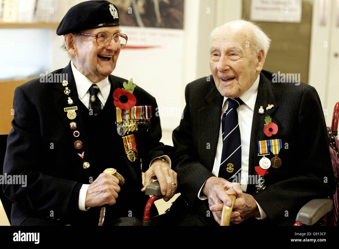 Les anciens combattants de la première Guerre mondiale Bill Stone, 105, (L) et Henry Allingham, 109, lors du lancement du livre Max Arthur Last Post au Musée national de l'Armée, Londres, le mercredi 9 novembre 2005, avant le jour du souvenir. Photo. APPUYEZ SUR ASSOCIATION photo. Le crédit photo devrait se lire : Andrew Parsons/PA. Banque D'Images