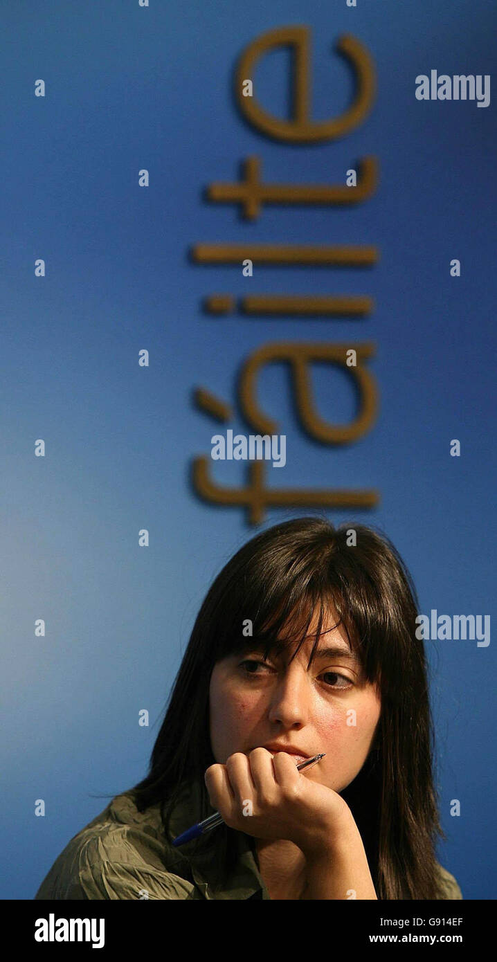 Raluca Anucuta du Conseil de l'immigration d'Irlande lors du lancement d'une nouvelle campagne d'information sur les droits des immigrants, Dublin, jeudi 10 novembre 2005. Une série de fiches d'information a été publiée en arabe, chinois, français, roumain et russe pour offrir autant d'informations que possible aux immigrants venant en Irlande. M. Brennan a également révélé que 120,000 000 euros de financement avaient été accordés par son département au Conseil pour la publication et la traduction d'un guide d'information sur les droits et les droits des immigrants. Voir PA Story POLITIQUE Immigration Irlande. ASSOCIATION DE PRESSE Banque D'Images