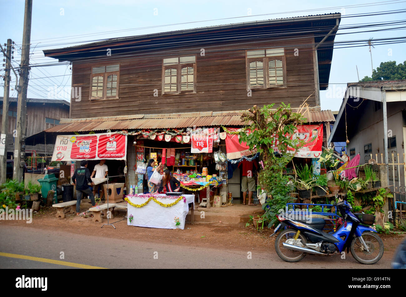 Les gens dans une épicerie produit commercial vieille maison supermarché local de matin heure à Ban Non CDM le 15 janvier 2016 à Amphoe Nakho Banque D'Images