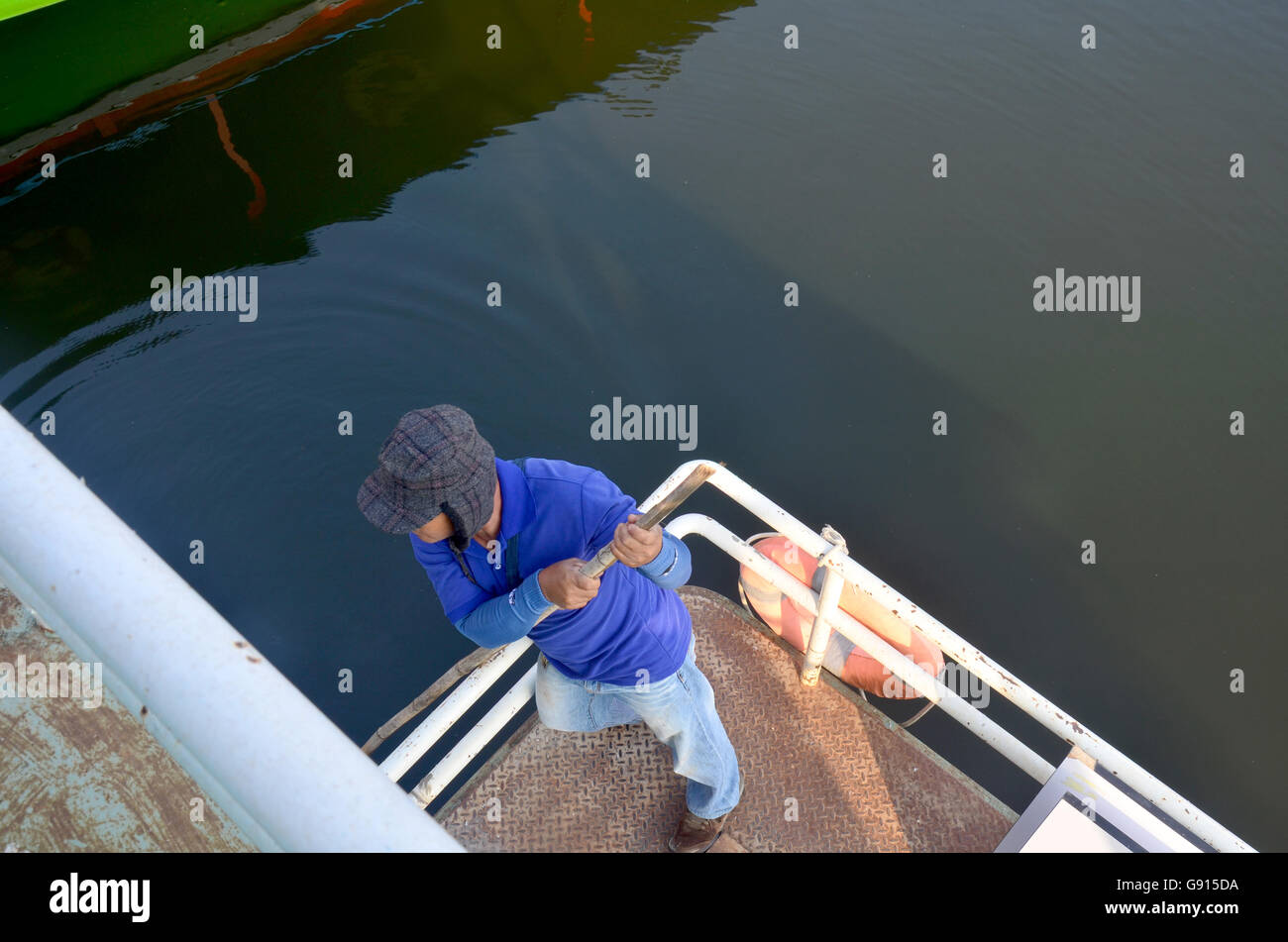 Les thaïs navigator à bord d'un navire rendez-Donsawan île à Nong Han Lake le 15 janvier 2016 en Thaïlande, de Sakhon Nakhon Banque D'Images