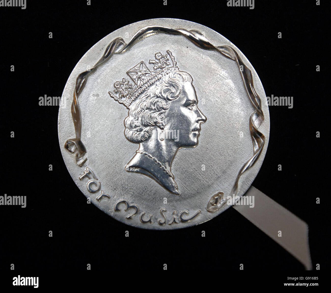 Vue rapprochée de la Médaille de la Reine pour la musique. La reine Elizabeth II de Grande-Bretagne a remis le prix inaugural au musicien australien Sir Charles Mackerras, à Buckingham Palace, à Londres, le mardi 22 novembre 2005. APPUYEZ SUR ASSOCIATION photo. Le crédit photo devrait se lire: Matthew Fearn/WPA Rota/PA Banque D'Images Vue rapprochée de la Médaille de la Reine pour la musique. La reine Elizabeth II de Grande-Bretagne a remis le prix inaugural au musicien australien Sir Charles Mackerras, à Buckingham Palace, à Londres, le mardi 22 novembre 2005. APPUYEZ SUR ASSOCIATION photo. Le crédit photo devrait se lire: Matthew Fearn/WPA Rota/PA Banque D'Images