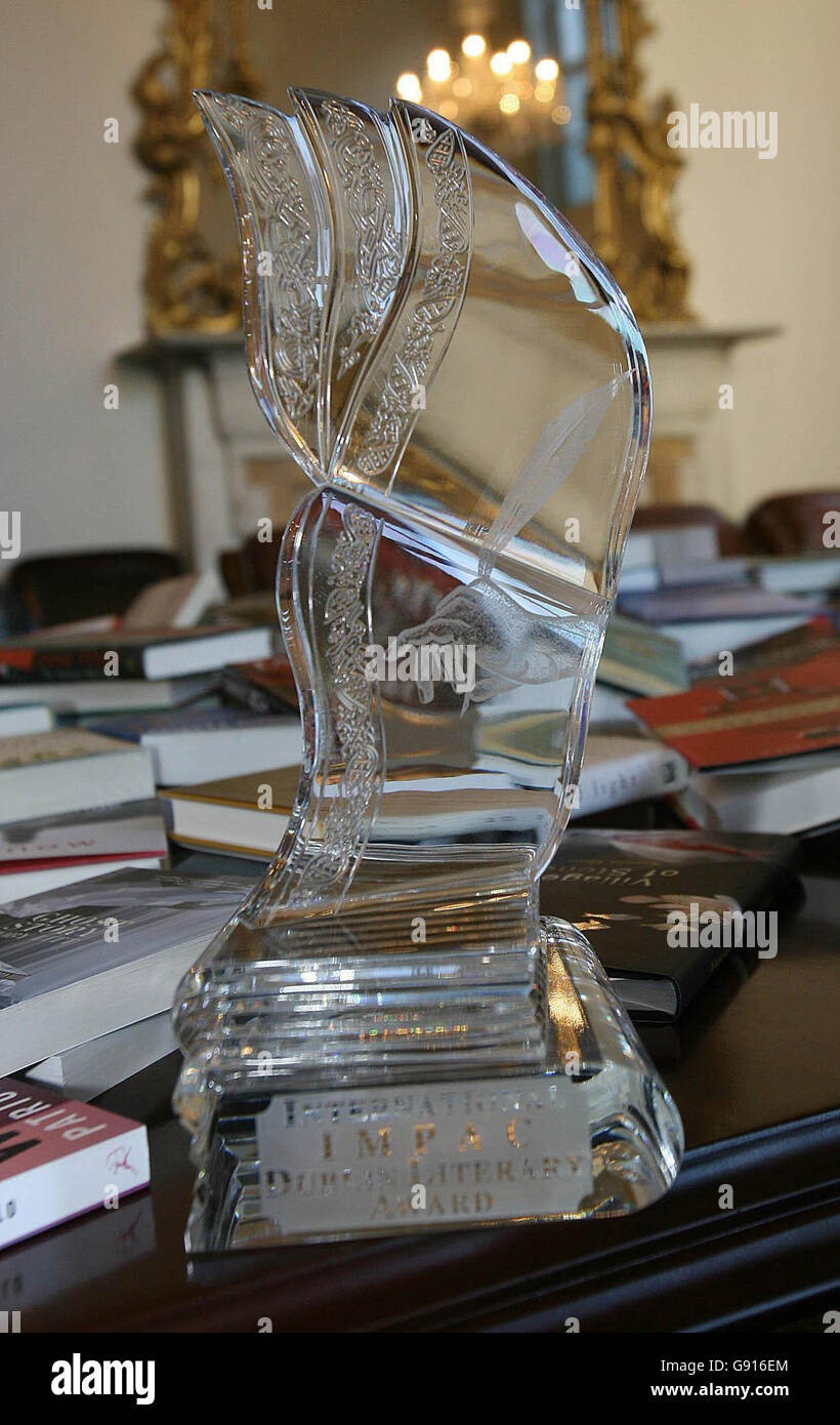 Le prix littéraire international IMPAC Dublin 2006, Trophée qui porte un prix de 100,000 euros.Les livres sont nominés pour le Prix littéraire International IMPAC Dublin 2006, c'est le prix le plus riche au monde pour une œuvre de fiction en anglais, .Voir PA Story arts impac.Association de presse photo le crédit photo devrait être Niall Carson /PA Banque D'Images