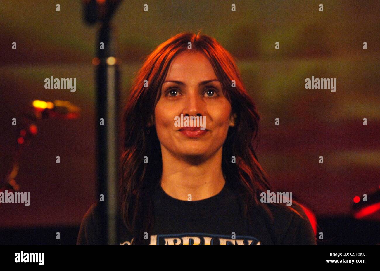 PAS DE MERCHANDISING Natalie Imbruglia se produit sur scène lors de son concert au Shepherds Bush Empire, West London, le lundi 21 novembre 2005. APPUYEZ SUR ASSOCIATION photo. Crédit photo devrait lire: Steve Parsons/PA ... SHOWBIZ Imbruglia ... 21-11-2005 ... Londres ... ROYAUME-UNI ... APPUYEZ SUR ASSOCIATION photo. Photo Credit devrait se lire: Steve Parsons/PA. Référence unique no 2712680 Banque D'Images