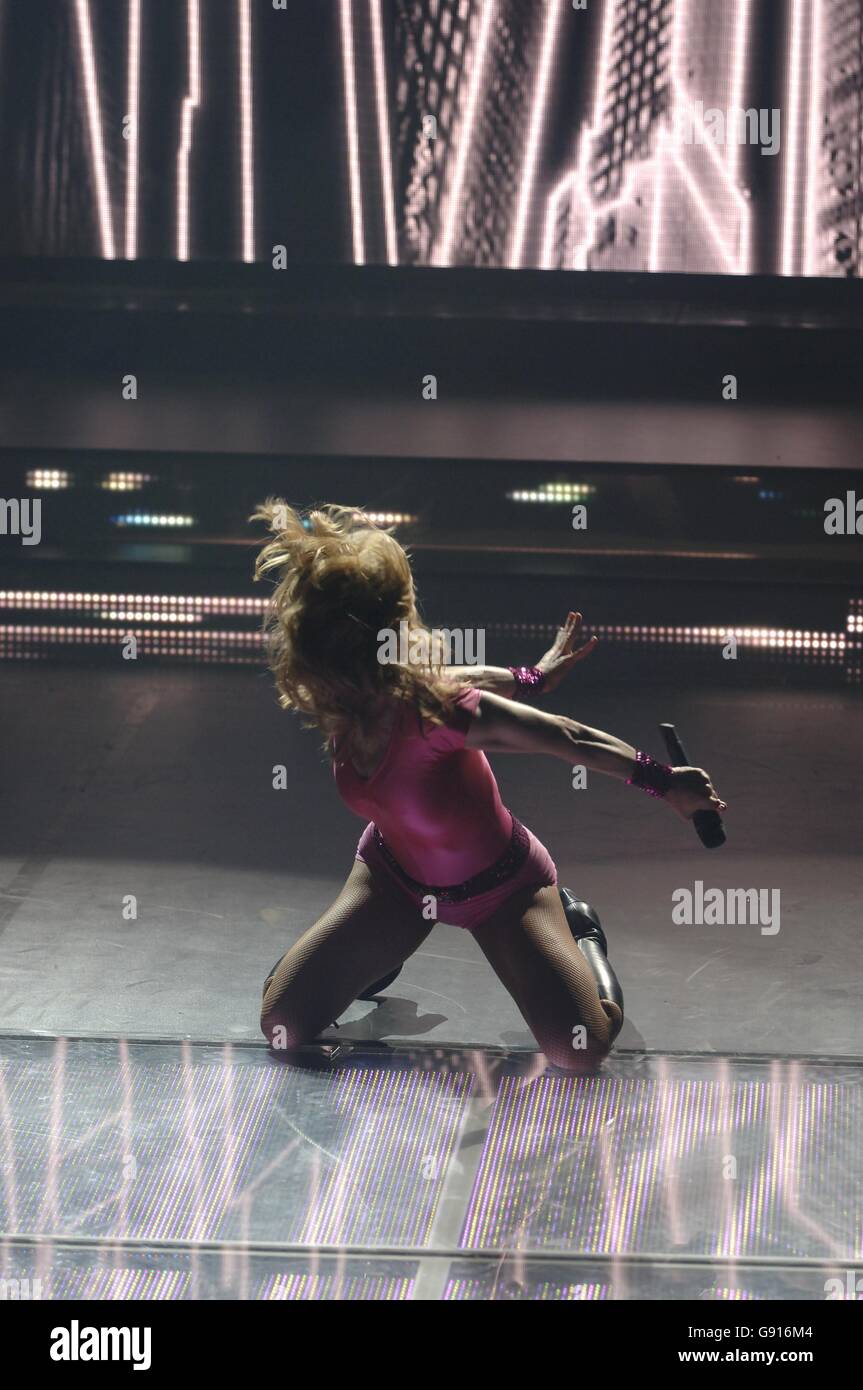 Madonna se présentant sur scène à G.A.Y de l'Astoria, dans le centre de Londres, lors d'un concert pour lancer son nouvel album « Confessions on A Dancefloor », samedi 19 novembre 2005. APPUYEZ SUR ASSOCIATION photo. Le crédit photo devrait se lire: Yui Mok/PA Banque D'Images