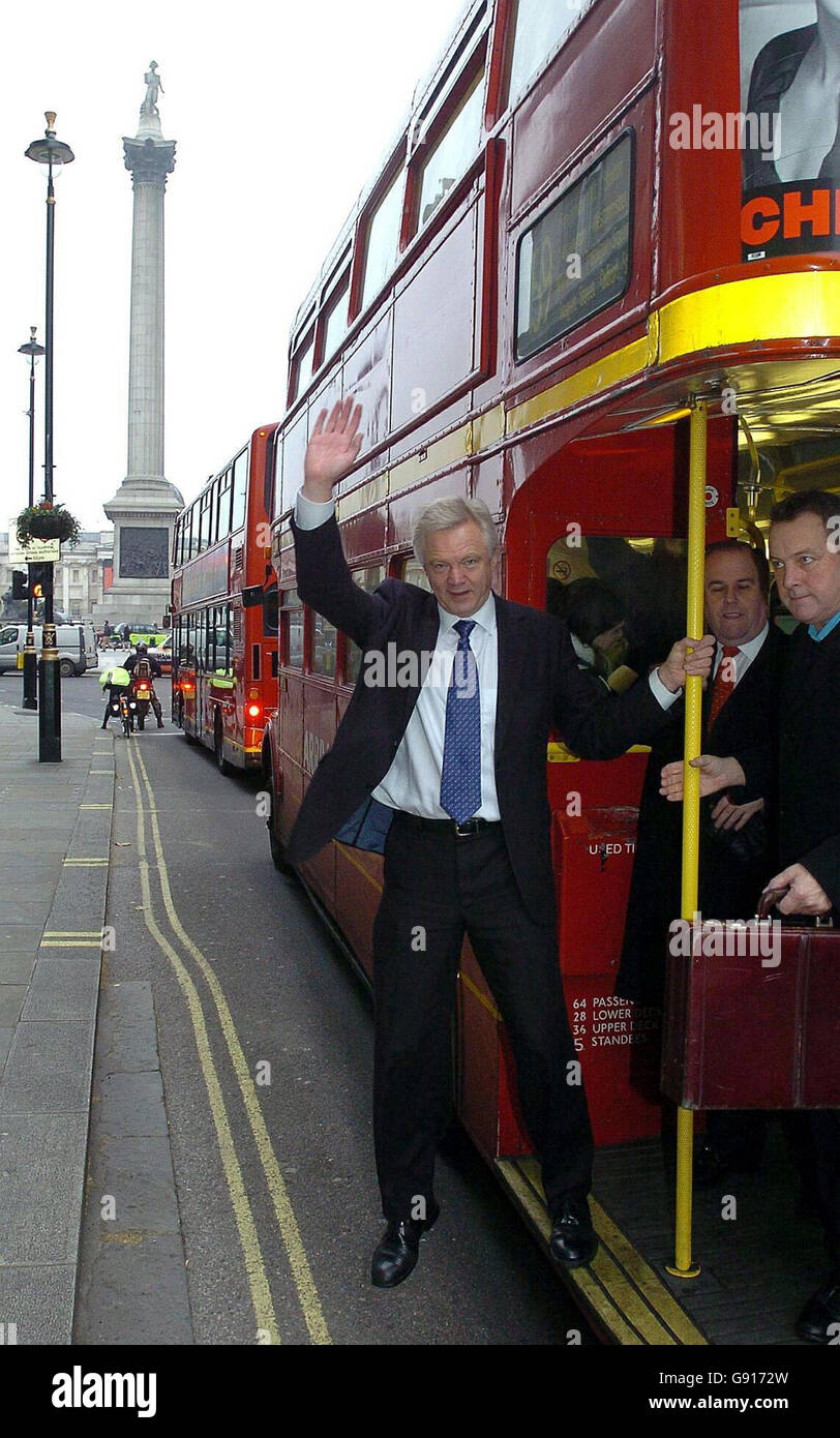 Le candidat conservateur David Davis est à bord d'un bus Routemaster de Londres, le mercredi 23 novembre 2005, pour un court voyage à Londres avant que d'autres détestations de leadership se déroulent à Surrey plus tard aujourd'hui avec son collègue David Cameron. APPUYEZ SUR ASSOCIATION photo. Le crédit photo devrait se lire : Michael Stephens/PA Banque D'Images