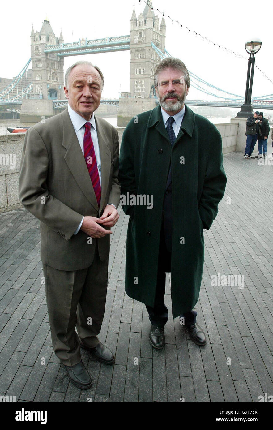 Le chef de Sinn Fein Gerry Adams (à droite) rencontre le maire de Londres Ken Livingstone pour des entretiens à l'hôtel de ville de Londres. Banque D'Images