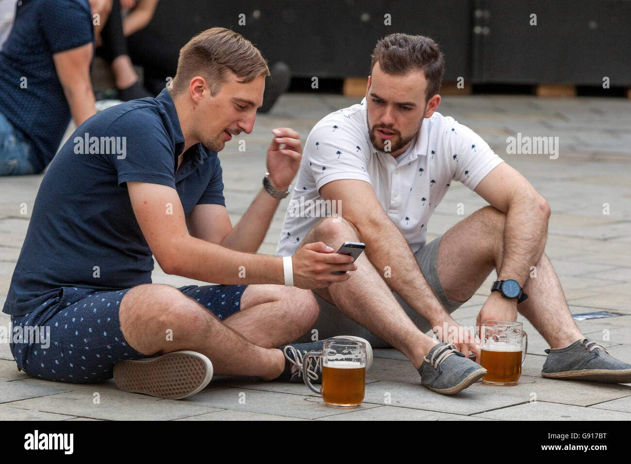 Les gens de l'extérieur de la 'Vycep stojaka bar Na', Jakub square, Brno, République tchèque, la Moravie du Sud Banque D'Images