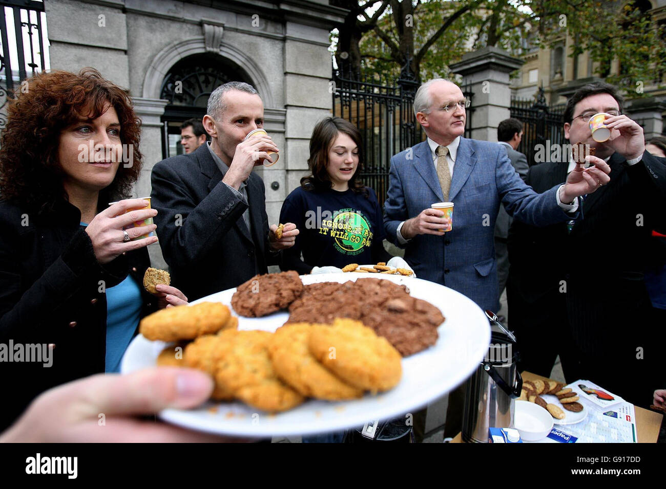 Les TD du Parti Vert et les conseillers gauche à droite Deidre de Burca,Ciaran Cuffe,Molly Walsh des jeunes Verts,John Gormley et Dan Boyle devant Leinster House Dublin mercredi 23 2005 novembre ayant une tasse de thé et biscuits du Commerce équitable.les jeunes Verts lanceraient 'Fair Trade Nation' appelant toutes les organisations d'État à Utilisez des produits du commerce équitable. Voir l'histoire de l'AP POLITIQUE presse libre-échange ASSOCIATION PHOTO crédit devrait lire : Julien Behal./PA Banque D'Images