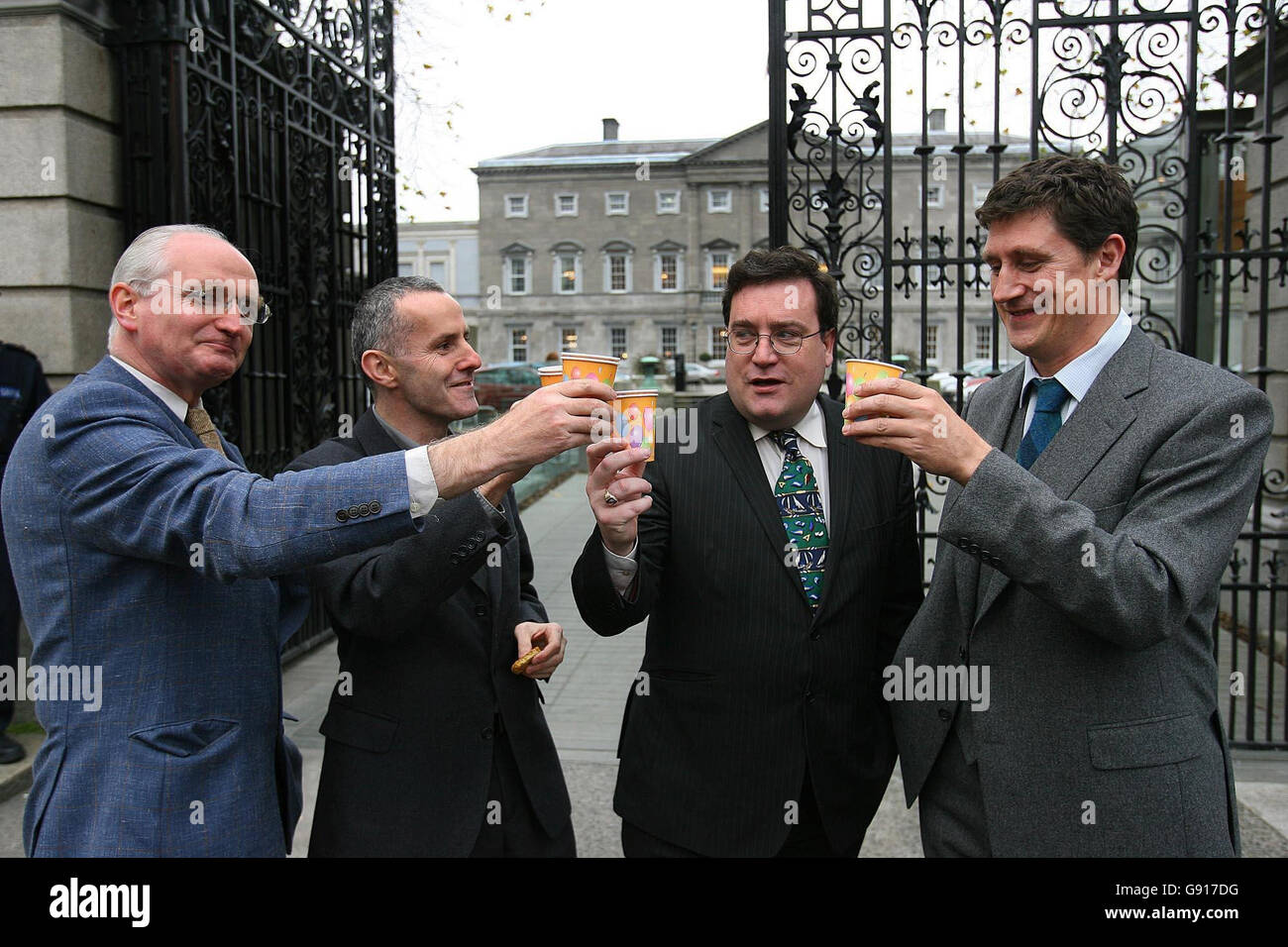 John Gormley, Ciaran Cuffe, Dan Boyle et Eamon Ryan, du Parti Vert TD, se sont mis à goûter à l'extérieur de Leinster House Dublin, le 23 2005 novembre. Ils ont organisé une tasse de thé et de biscuits du Commerce équitable. Les jeunes Verts ont lancé la « Nation du Commerce équitable » demandant à toutes les organisations d'État d'utiliser des produits du Commerce équitable. Voir l'histoire de l'AP POLITIQUE presse libre-échange PHOTOS DE L'ASSOCIATION photo Credit devrait lire Julien Behal./PA Banque D'Images